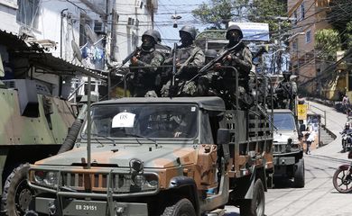 Rio de Janeiro - Forças Armadas voltam à Rocinha para auxiliar a polícia em buscas no entorno da comunidade (Tânia Rêgo/Agência Brasil)