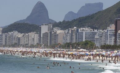 Rio de Janeiro - Cariocas e turistas lotam praias da zona sul no último fim de semana de primavera. (Tomaz Silva/Agência Brasil)