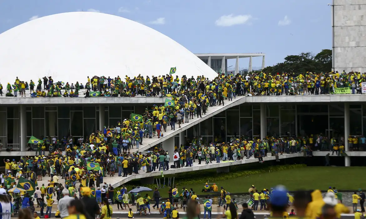 08.01.2023-Manifestantes invadem Congresso, STF e Palácio do Planalto.