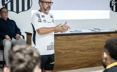 Cleber Xavier é contratado como novo técnico do Santos, em 29/04/2025