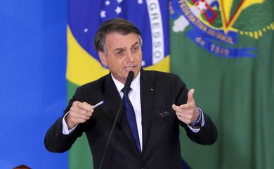  O presidente da República, Jair Bolsonaro, assina o decreto que dispõe sobre a aquisição, o cadastro, o registro, a posse, o porte e a comercialização de armas - SINARM e SIGMA.