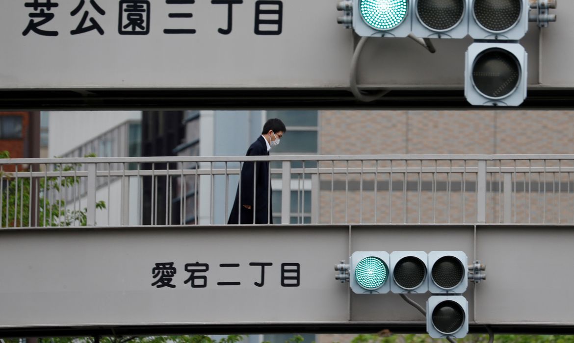 homem usando uma máscara protetora é visto em uma passarela em Tóquio, após o surto da doença por coronavírus (COVID-19), Tóquio, Japão