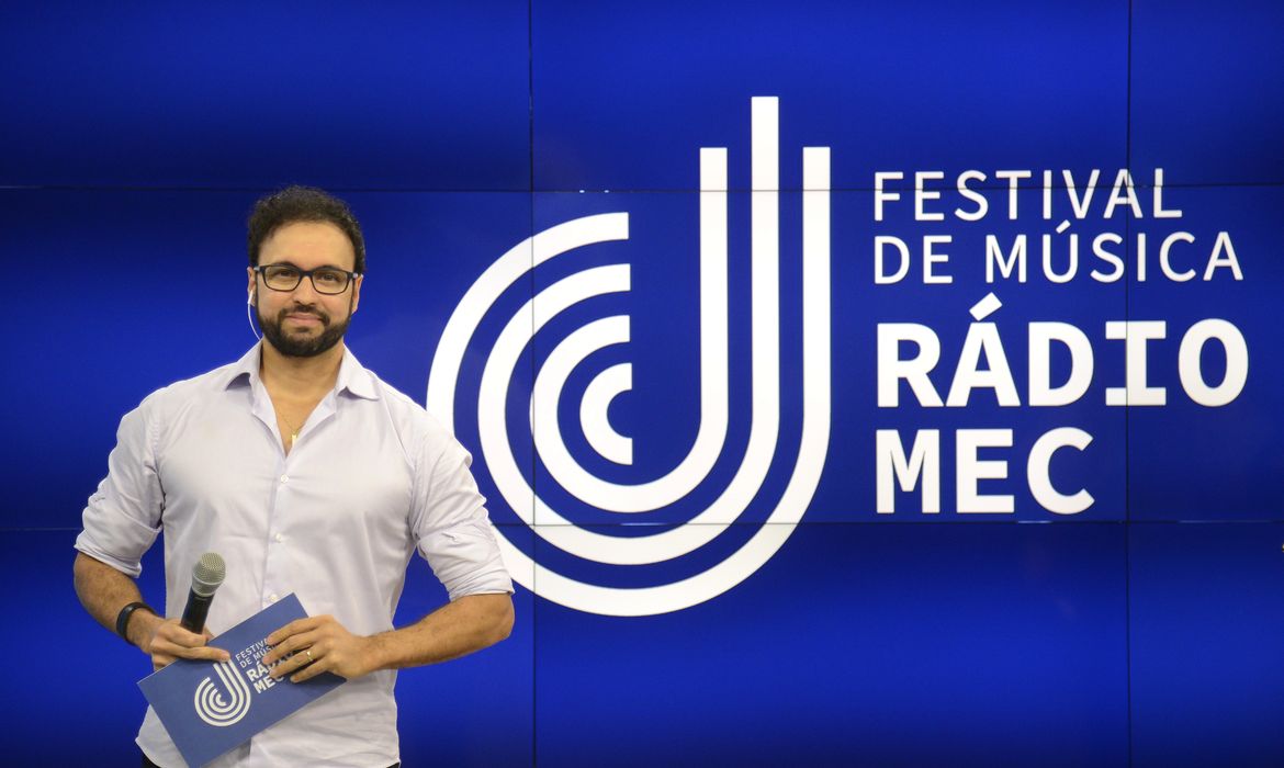 O apresentador Tiago Alves durante apresentação dos finalistas do Festival de Música Rádio MEC