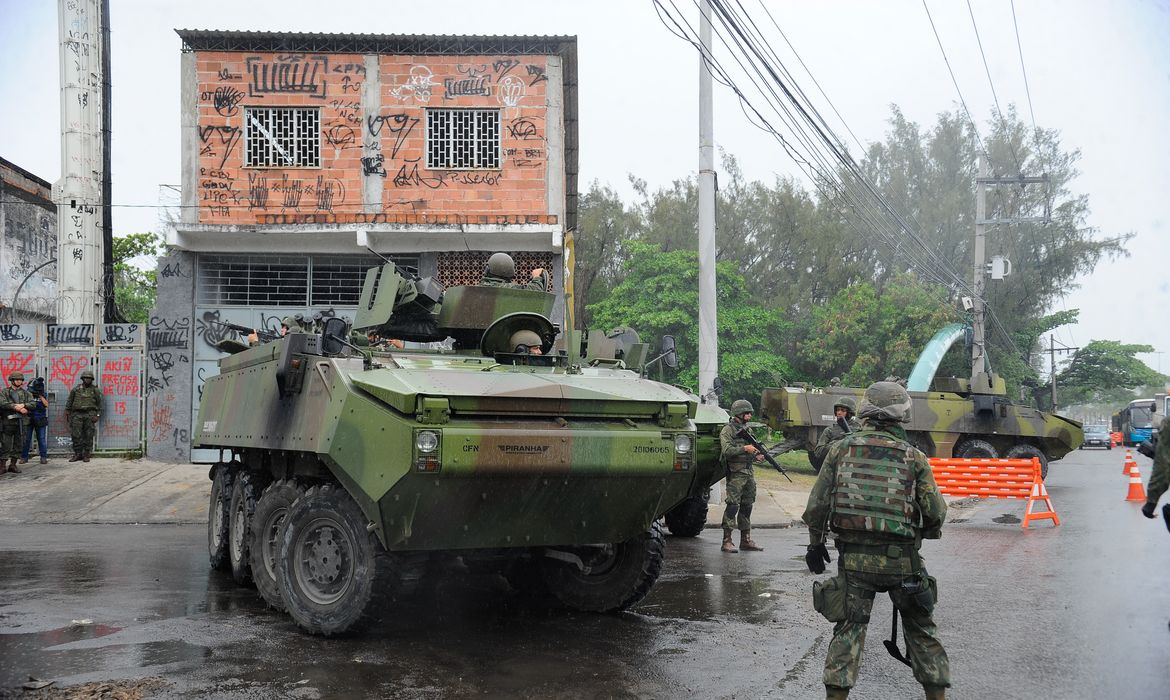 Forças Armadas reforçam a segurança no Complexo de favelas da Maré.( Tania Regô/Agência Brasil