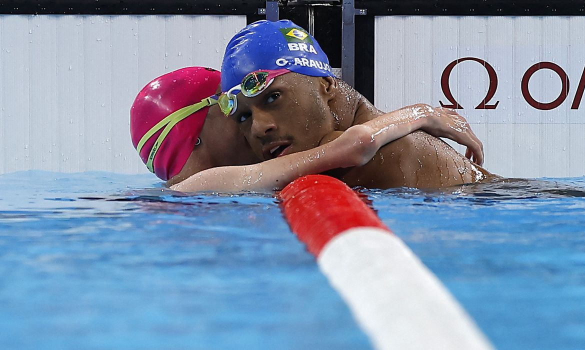 Paris 2024 Paralympics - Swimming - Men's 100m Backstroke - S2 Final - Paris La Defense Arena, Nanterre, France - August 29, 2024  Gabriel Geraldo dos Santos Araujo of Brazil celebrates winning the final with third place Alberto Caroly Abarza Diaz of Chile REUTERS/Andrew Couldridge