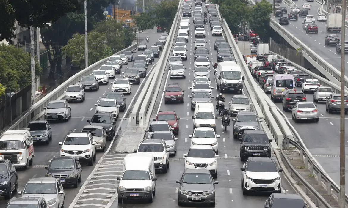 São Paulo (SP), 08/11/2024 -  Trânsito intenso após chuva a  tarde  em São Paulo.  Foto: Paulo Pinto/Agência Brasil