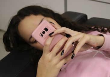 Brasília, 21/07/2023, A estudante Júlia, mexe em seu celular. Sonhos das juventudes: políticas ajudam a potencializar trajetórias e criar oportunidades. Foto: Antônio Cruz/Agência Brasil