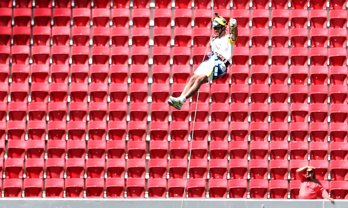 Brasília - Passagem da Tocha Olímpica pelo Estádio Nacional Mané Garrincha  (Fábio Rodrigues-Pozzebom/Agência Brasil)