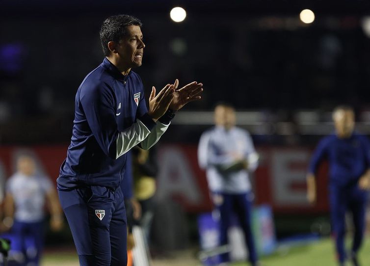 Vitória Demite Técnico Léo Condé E Acerta Com Thiago Carpini Para A