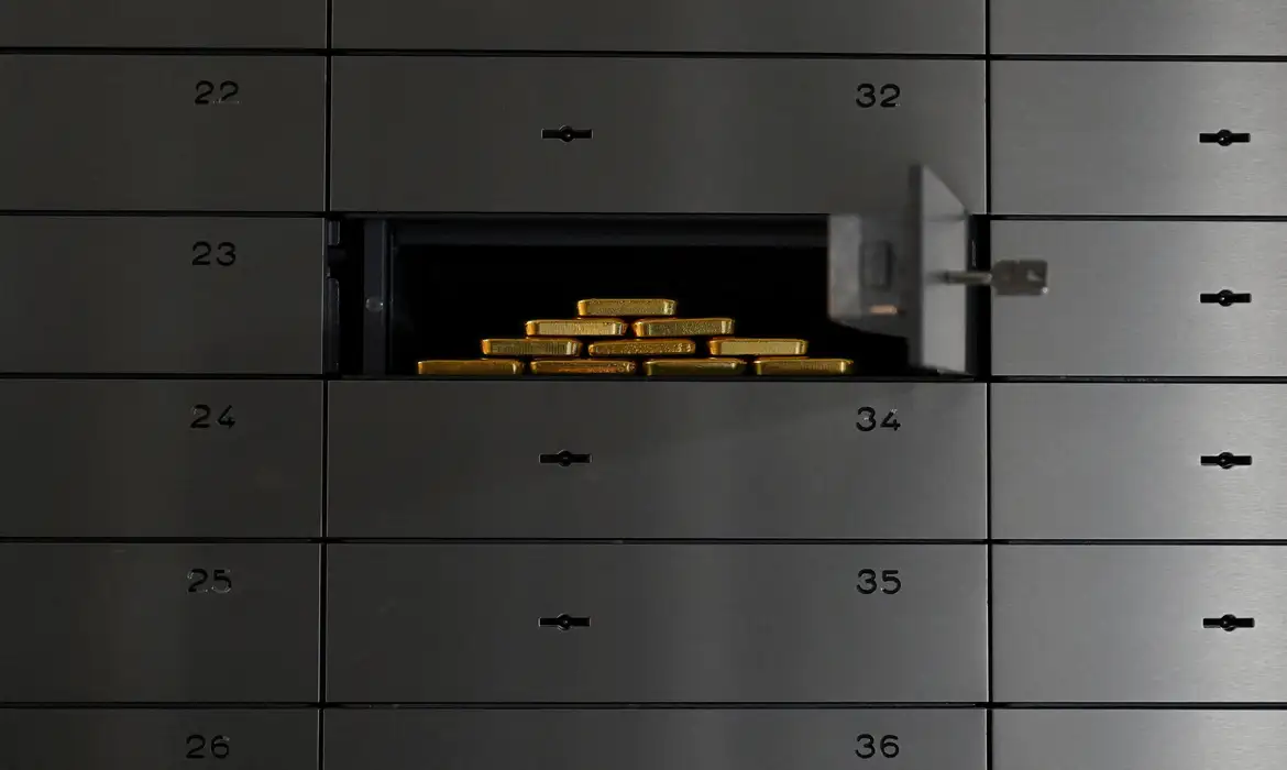 Gold bars of various values are stored in a safe deposit room in Munich, Germany, January 28, 2026. REUTERS/ Angelika Warmuth