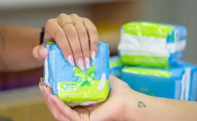 O Programa Dignidade Menstrual é uma iniciativa do Governo Federal para cuidar da saúde das pessoas que menstruam, garantindo que essas pessoas acessem espaços tendo os seus direitos respeitados. Além disso, o programa busca promover a equidade de gênero, justiça social, educação e direitos humanos. Farmácia Popular. Foto: Jerônimo Gonzalez/MS