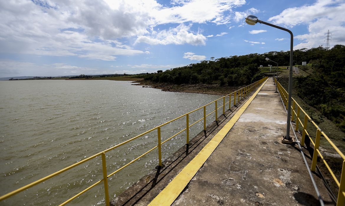 Brasília - Há um ano moradores do Distrito Federal convivem com racionamento de água. Hoje (16), a Barragem do Descoberto, o maior reservatório, chegou a 38,7% do volume útil  (Marcelo Camargo/Agência Brasil)