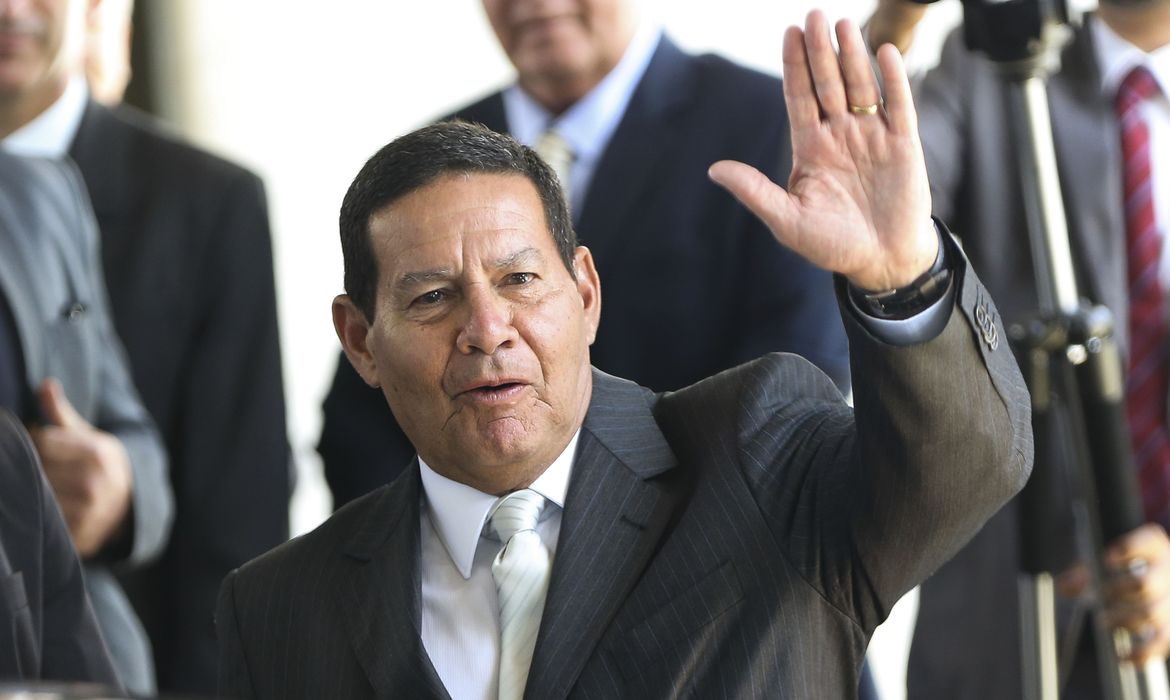 O presidente em exercício,General Hamilton Mourão,  ao sair de seu gabinete no Palácio do Planalto. 