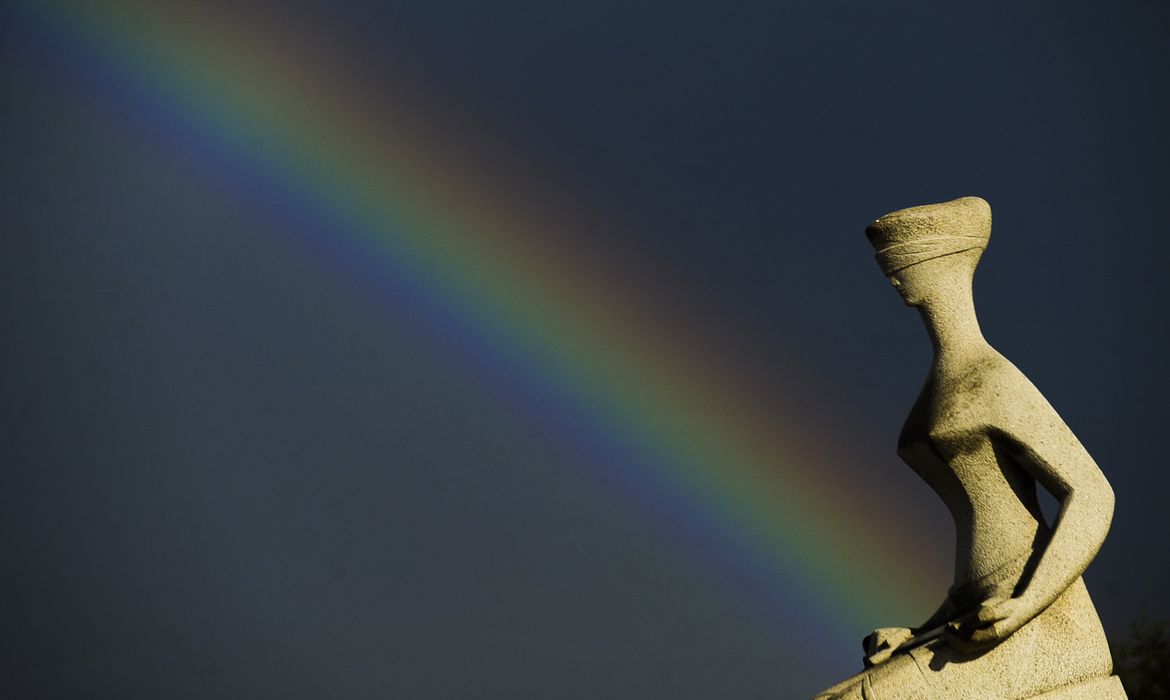 Arco-íris ao entardecer visto da Estátua da Justiça no STF