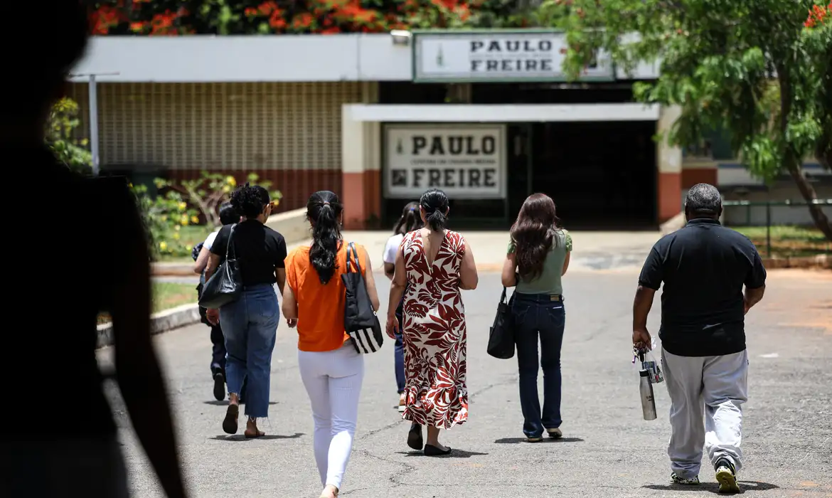 Brasília (DF), 26/10/2025 - Candidatos comparecem a local de provas na Asa Norte para realização da Prova Nacional Docente. Foto: Marcelo Camargo/Agência Brasil