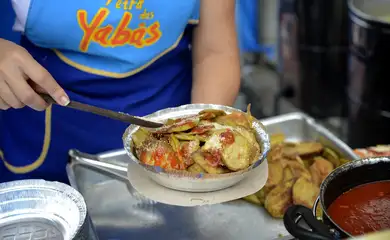 A Feira das Yabás, patrimônio cultural imaterial do Rio, volta a acontecer após negociação com Prefeitura, nas ruas de Oswaldo Cruz,  zona norte, em comemoração de 10 anos, com comidas tipicamente afro-brasileiras. 