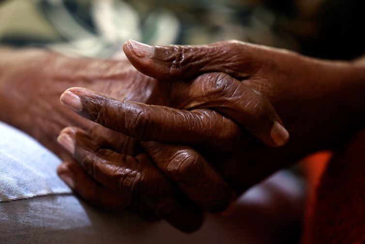 Rio de Janeiro (RJ), 25/06/2025 - Anazir Maria de Oliveira, conhecida como Dona Zica, 92 anos, uma das fundadoras do Sidicato dos Trabalhadores Domésticos do Rio de Janeiro, da Central Única dos Trabalhadores(CUT) e do Partido dos Trabalhadores(PT), em sua casa. Foto: Tânia Rêgo/Agência Brasil