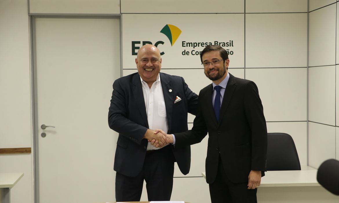 O Presidente da EBC,  Glen Lopes Valente, e o diretor-geral da Polícia Federal, Márcio Nunes de Oliveira, durante assinatura de contrato.