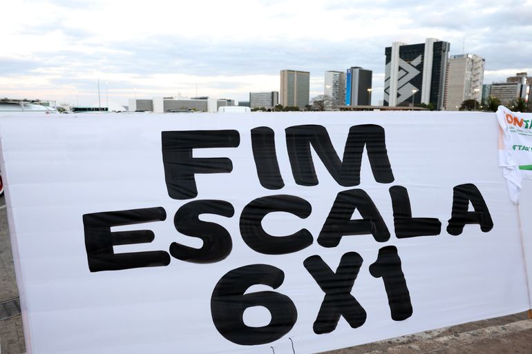 Brasília (DF), 10/07/2025 - Protesto à atuação do Congresso Nacional na justiça tributária com a taxação dos super ricos, fim da escala 6×1 e a isenção de Imposto de Renda para quem ganha até R$ 5 mil, realizado na Rodoviária de Brasília. Foto: Valter Campanato/Agência Brasil