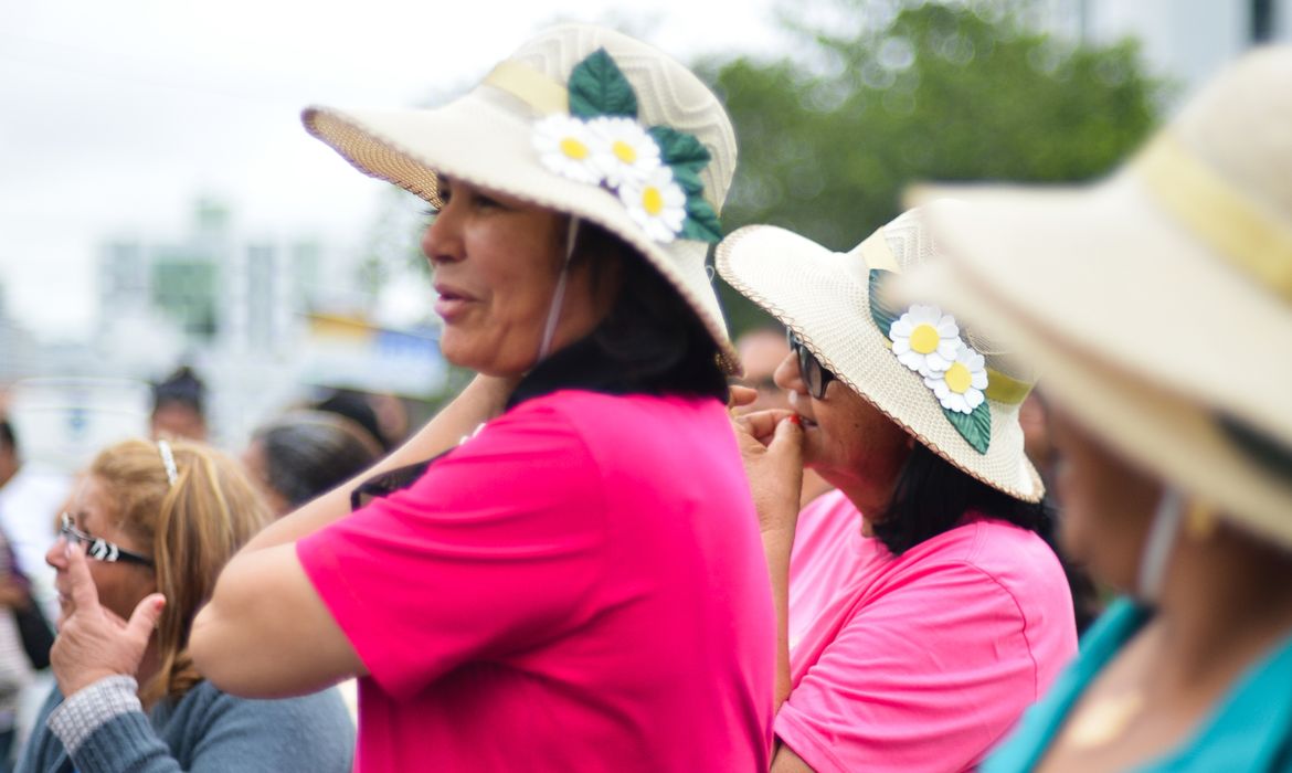 Mulheres camponesas viajam mais de 40 horas de ônibus para a Marcha das Margaridas, em Brasília. Elas buscam mais representatividade e melhores condições de trabalho e de vida no campo (Marcello Casal Jr/Agência Brasil)