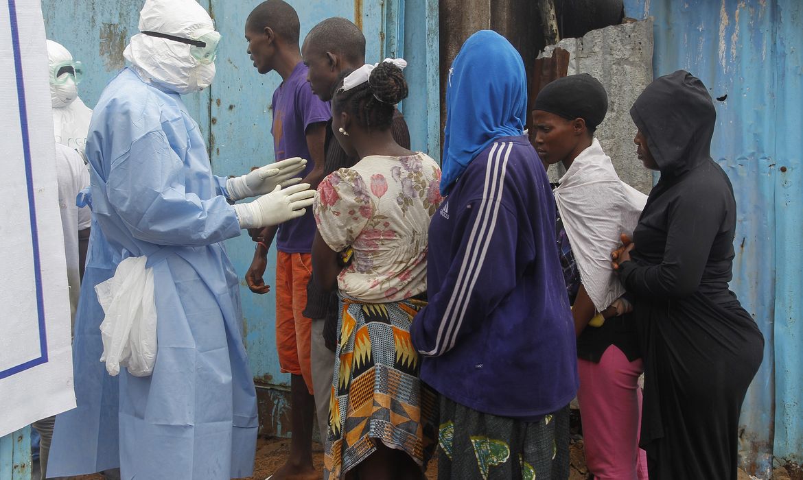 Ebola (Ahmed Jallanzo/EPA/Agência Lusa/ Direitos Reservados)