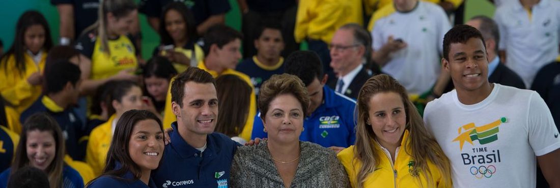 A presidenta Dilma Rousseff recebe, no Palácio do Planalto, atletas olímpicos e paralímpicos brasileiros que participaram de campeonatos mundiais