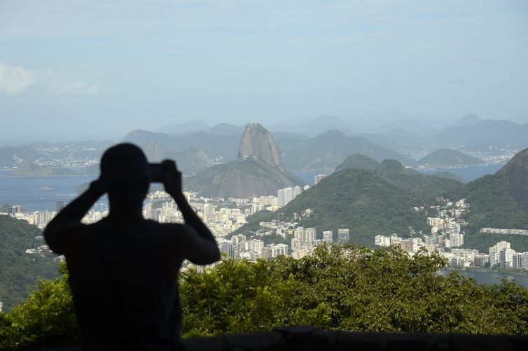 Turista observa a vista no mirante da Vista Chinesa dentro da mata atlântica na Floresta da Tijuca, no Rio de Janeiro