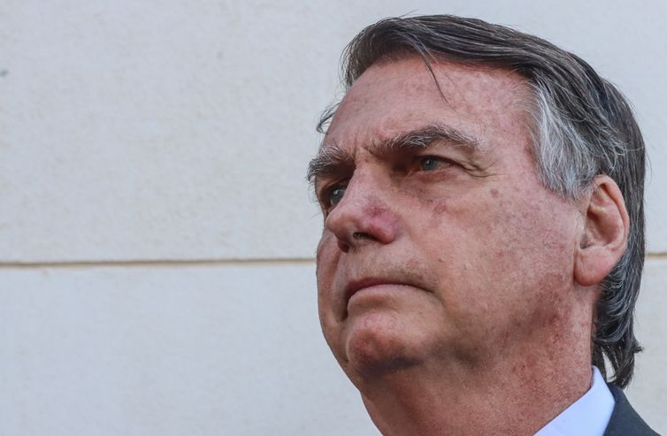 Valter Campanato/Agência Brasil Brasília (DF), 18/10/2023, O ex-presidente Jair Bolsonaro, fala com jornalistas, na sede da Polícia Federal em Brasília. Foto: Valter Campanato/Agência Brasil
