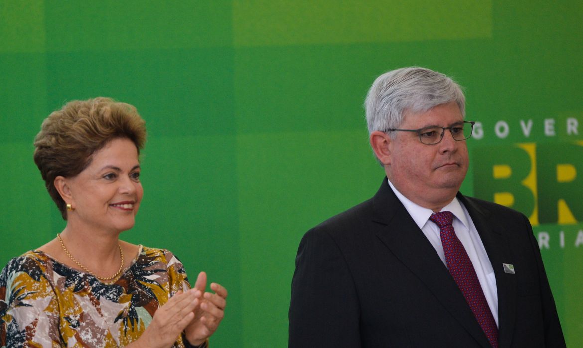 A presidenta Dilma Rousseff reconduz ao cargo o procurador-geral da República, Rodrigo Janot (José Cruz/Agência Brasil)