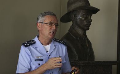 Brasília - O Comandante da Aeronáutica, tenente-brigadeiro do Ar Nivaldo Luiz Rossato, fala a jornalistas sobre a reestruturação da Força Aérea Brasileira (José Cruz/Agência Brasil)