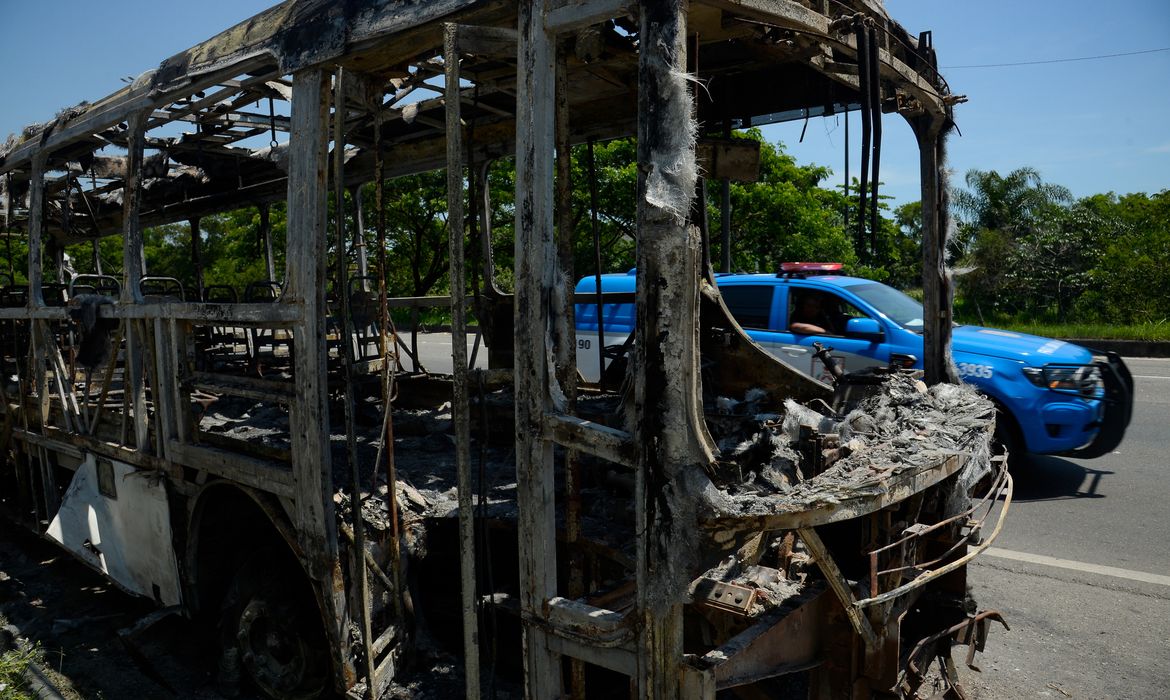 Rio de Janeiro (RJ), 24/10/2023 – Carcaça de ônibus incendiado na Avenida Brasil, em Santa Cruz, zona oeste da capital fluminense. Foto: Tomaz Silva/Agência Brasil