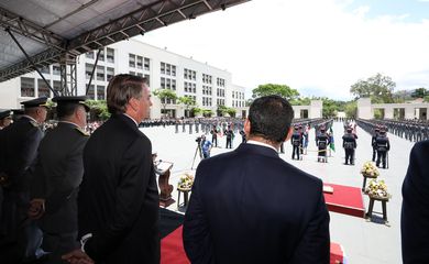 Cerimônia de Entrega de Espadas aos Aspirantes a Oficial da Turma “Bicentenário da Independência do Brasil”.
