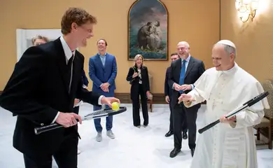 Tenista Jannik Sinner com papa Leão no Vaticano
 14/5/2025   Divulgação via REUTERS