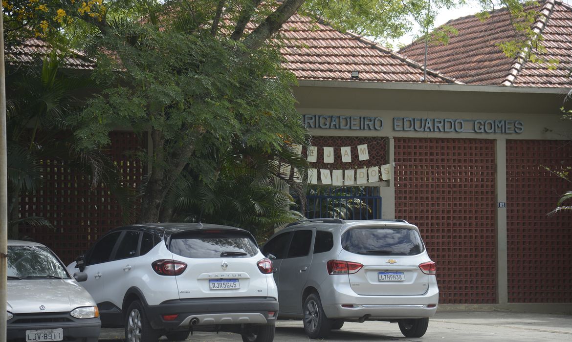 Fachada da Escola Municipal Brigadeiro Eduardo Gomes, na Ilha do Governador, local onde quatro estudantes foram esfaqueados