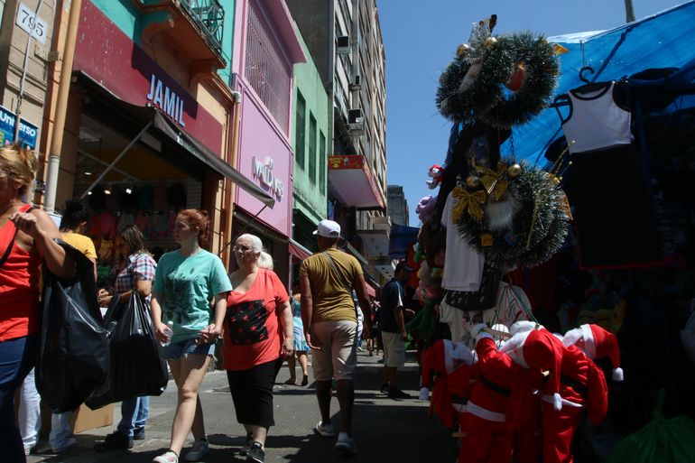 São Paulo (SP), 19/12/2023 - Movimento de consumidores nas lojas da rua 25 de Março. Foto: Rovena Rosa/Agência Brasil