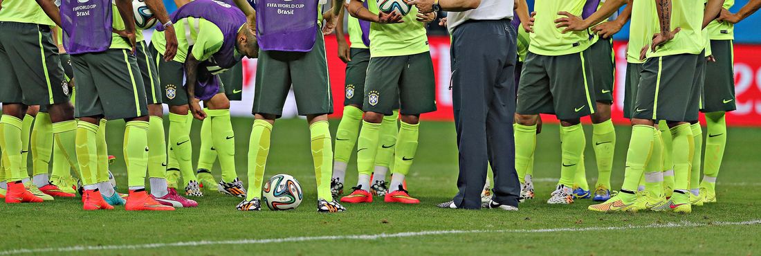 Treino da seleção brasielria no estádio Nacional de Brasília O técnico Felipão fechou o treino de reconhecimento de gramado no Estádio Mané Garrincha, ontem (22) para tentar não dar pistas ao adversário africano.