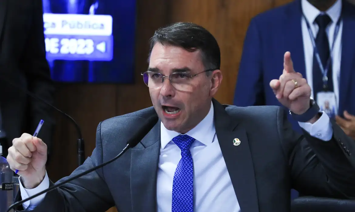 Brasília (DF) 19/11/2024 Senador, Flávio Bolsonaro, na comissão de segurança do Senado. Senador falou que pensar em Matar não é crime