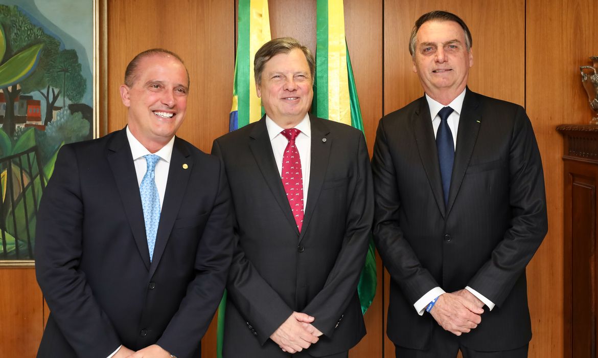 Onyx Lorenzoni, Ministro-Chefe da Casa Civil  Presidente da República, o embaixador Luis Fernando Serra e o Presidência da República, Jair Bolsonaro durante audiência no Planalto.