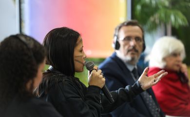 Rio de Janeiro (RJ), 15/11/2024 - A representante do movimento indígena, Marciele Tupari durante plenária que discute sustentabilidade, mudança do clima e transição justa no G20 Social, no Boulevard Olímpico na zona portuária da capital fluminense. Foto: Tomaz Silva/Agência Brasil