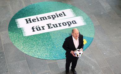 Chanceler alemão Olaf Scholz com bola da Euro 2024 em Berlim
 6/3/2024    REUTERS/Lisi Niesner