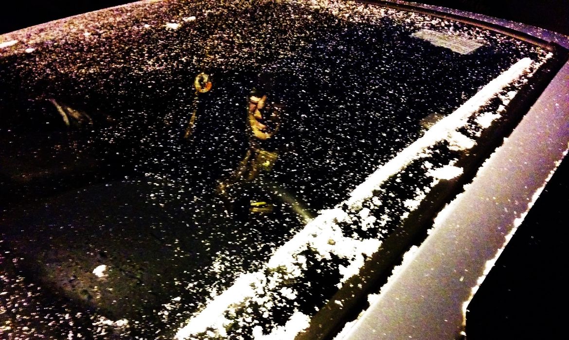 Flocos de neve ficaram acumulados nos carros estacionados nas ruas