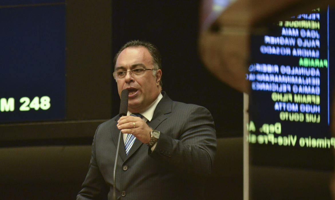 Brasília - O vice-presidente da Câmara, deputado André Vargas, fala no Plenário da Câmara sobre o uso de um avião emprestado (José Cruz/Agência Brasil)