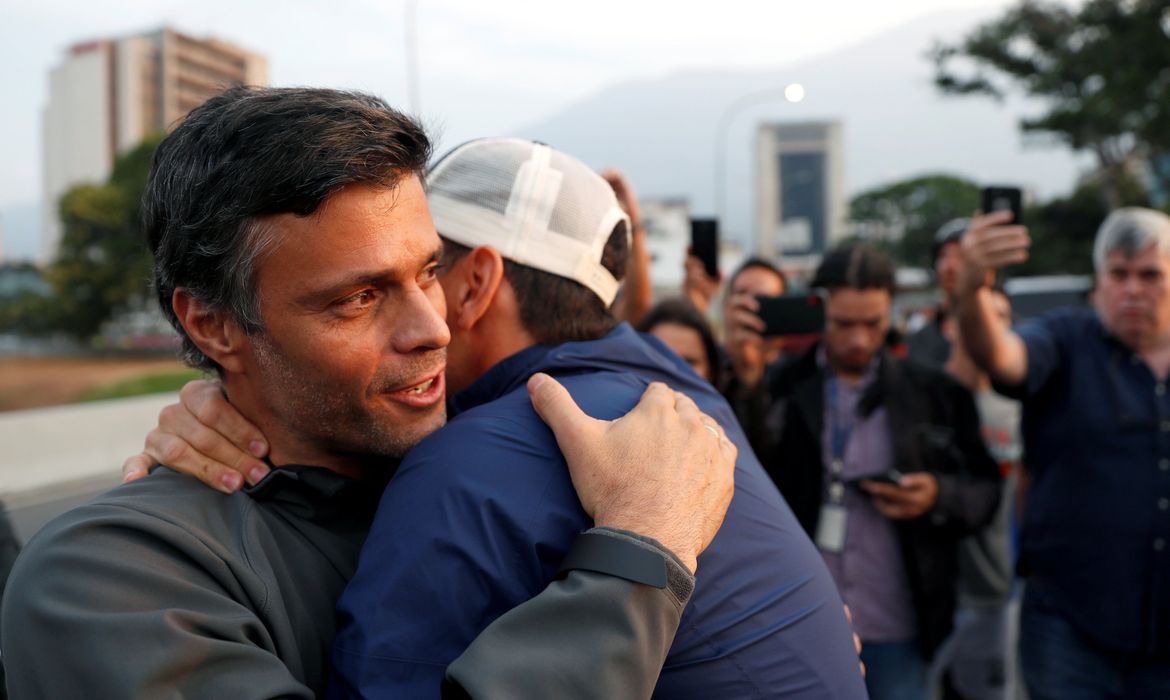 O líder oposicionista venezuelano Leopoldo López abraça um apoiador  durante manifestação contra o governo do presidente Nicolás Maduro,  perto da Base Aérea La Carlota, em Caracas.