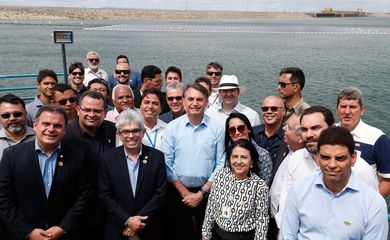 O presidente da República, Jair Bolsonaro posa para foto acompanhado de representantes da Chesf durante visita, em embarcação, à Usina Flutuante Fotovoltaica.
