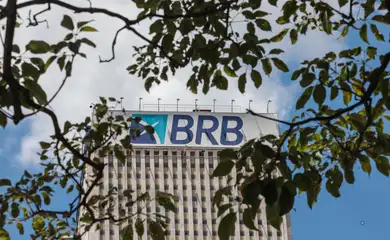 Brasília (DF), 19/11/2025 – Fachada do prédio do banco de Brasília (BRB).  Em março de 2025, o conselho do Banco BRB aprovou a compra de 58% do capital do Banco Master, valor estimado em R$ 2 bilhões.
O acordo previa que o BRB, uma sociedade de capital e controlada majoritariamente pelo Governo do Distrito Federal (GDF)
Foto: Joédson Alves/Agência Brasil