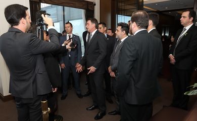 O presidente da República Jair Bolsonaro fala à Imprensa no Hotel Imperial