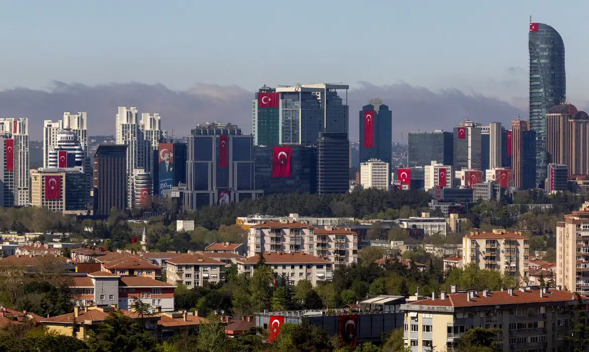Turkey's national flags are displayed on buildings a head of the National Sovereignty and Child's Day in the financial district of Istanbul, Turkey, April 22, 2025. Reuters/Umit Bektas/Proibida reprodução