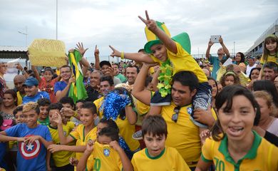 Torcedores aguardam a passagem do onibus da seleção brasileira após o treino no estadio Castelão para a Copa do Mundo 2014 (Marcello Casal Jr/Agência Brasil)