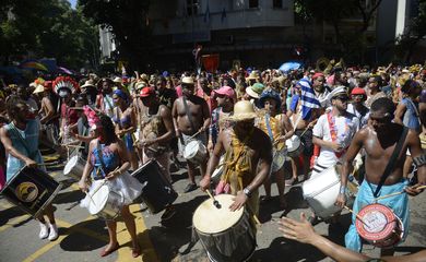  Bloco Cordão do Boitatá arrasta milhares de foliões em desfile de pré-carnaval pelas ruas do centro do Rio de Janeiro