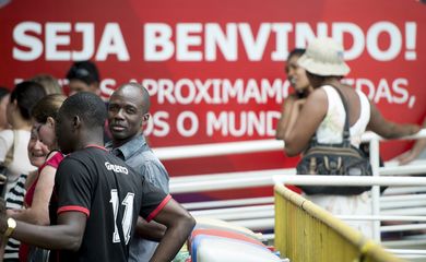 Chapecó (SC) - Trabalhadores haitianos em troca de turno na empresa de alimentos onde trabalham (Marcelo Camargo/Agência Brasil)
